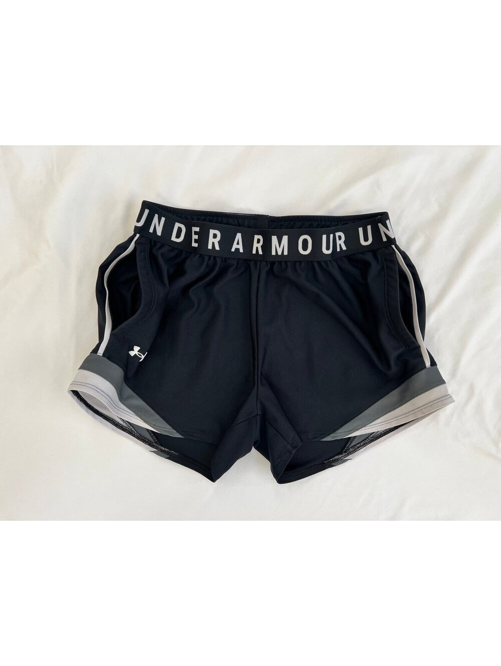 Under Armour Women’s size small black loose fit heat gear running shorts